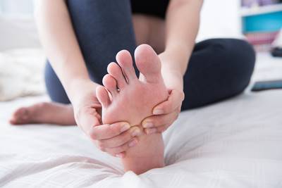 Es gibt Faktoren, die die Ursachen von Fußgeruch beeinflussen